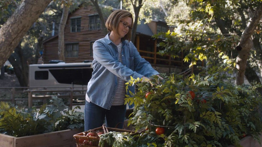 Rebecca (Mandy Moore) en mode jardinage.