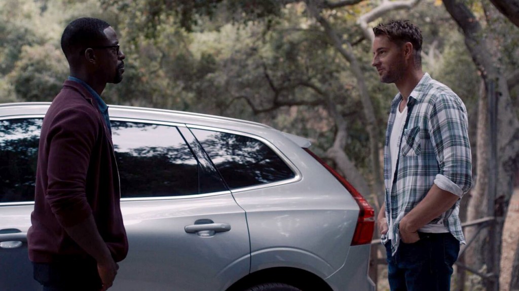Randall (Sterling K. Brown) discute avec son frère (Justin Hartley).