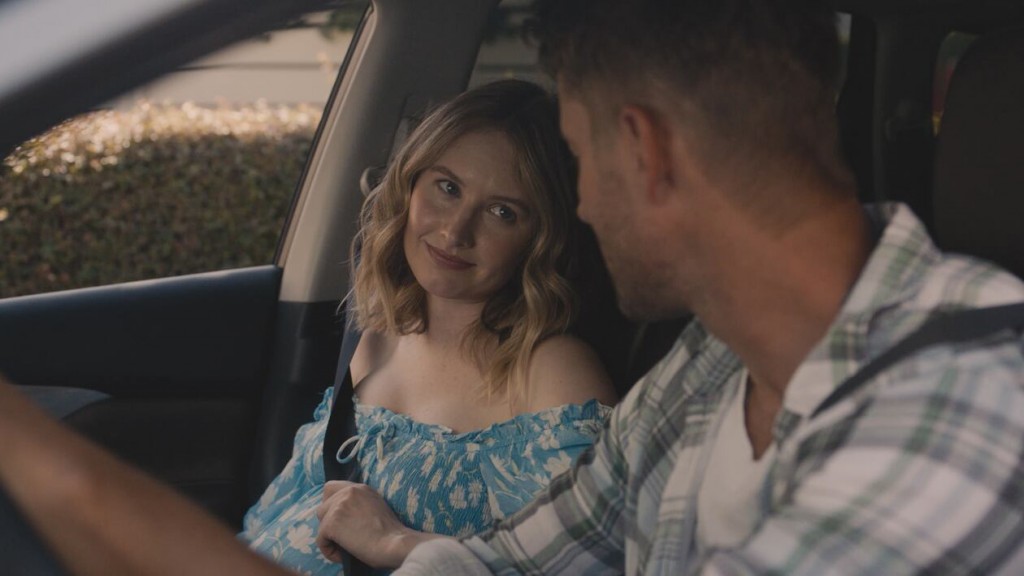 Madison (Caitlin Thompson) et Kevin (Justin Hartley) discutent dans la voiture.