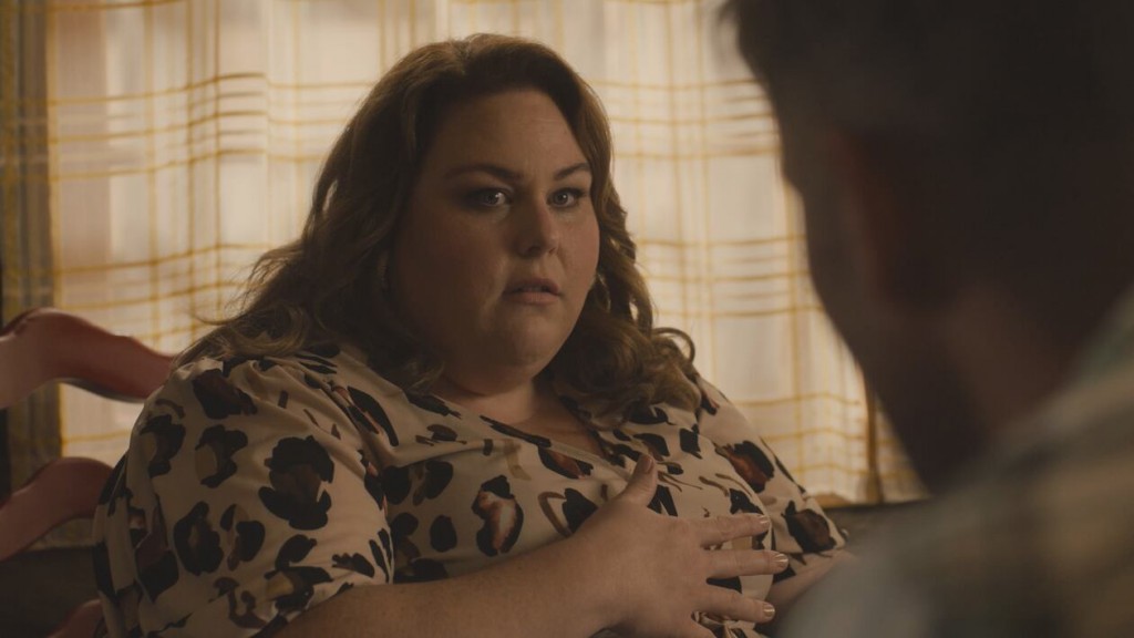 Kate (Chrissy Metz) discute avec son frère Kevin (Justin Hartley).