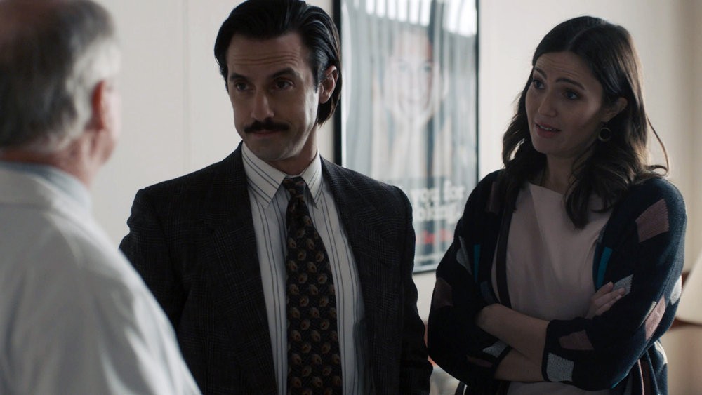 Rebecca (Mandy Moore) et Jack (Milo Ventimiglia) questionnent le Dr. Grader (Tom Virtue).