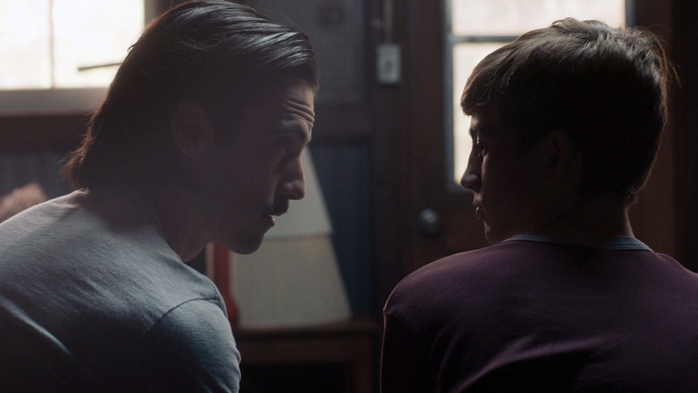 Jack (Milo Ventimiglia) discute avec son fils Kevin (Parker Bates).