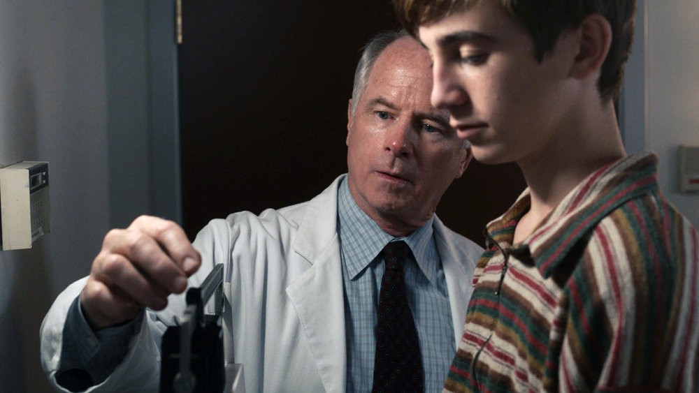 Kevin (Parker Bates) fait un bilan de santé avec le Dr. Grader (Tom Virtue).