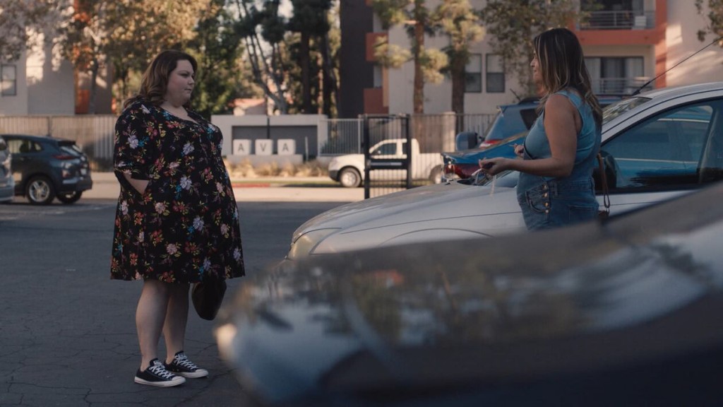 Kate (Chrissy Metz) et Ellie (Annie Funke) discutent dans le stationnement.