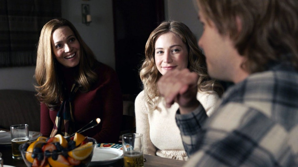 Sophie (Amanda Leighton), Kevin (Logan Shroyer) et Rebecca (Mandy Moore) au souper de famille.