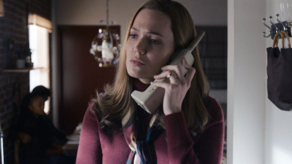 Rebecca (Mandy Moore) au téléphone.