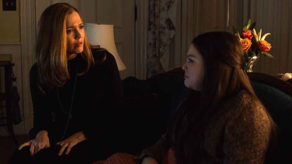Rebecca (Mandy Moore), surprise des révélations de Kate (Hannah Zeile).