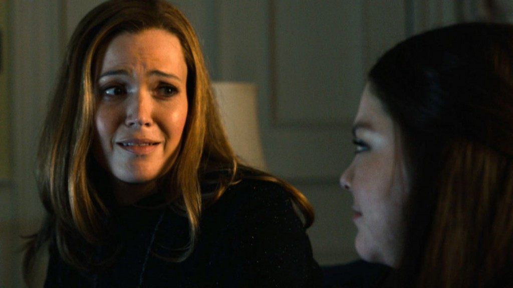 Rebecca (Mandy Moore) écoute les confidences de Kate (Hannah Zeile).