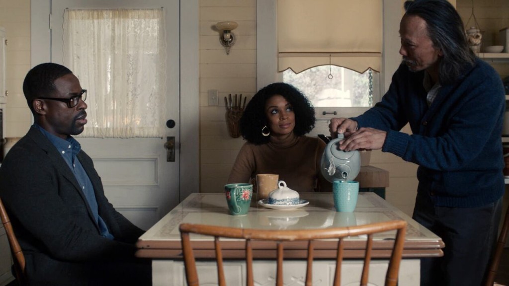 Randall (Sterling K. Brown) et Beth (Susan Kelechi Watson) prennent le thé avec Hai (Vien Hong)
