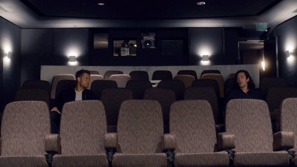 Kevin (Justin Hartley) dans une salle de cinma avec son ralisateur.