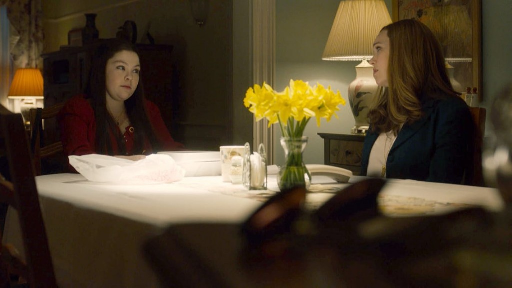 Kate (Hannah Zeile) discute avec sa mre Rebecca (Mandy Moore).