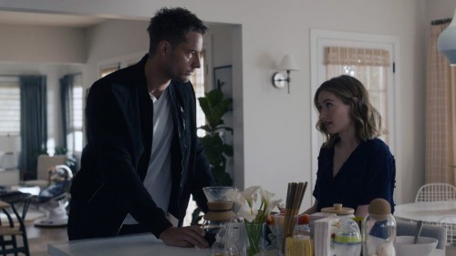 Kevin (Justin Hartley) discute avec Madison (Caitlin Thompson).