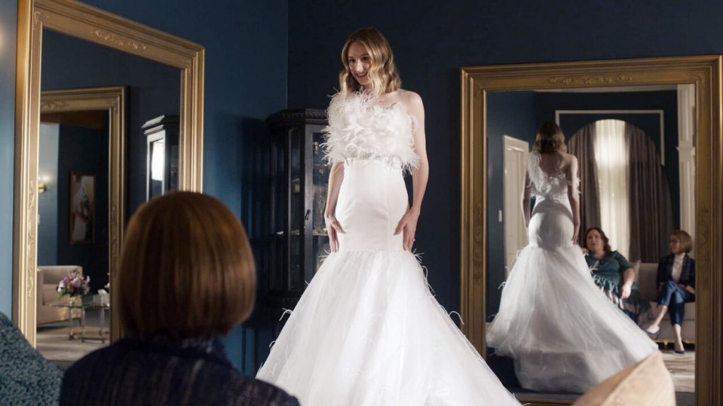 Madison (Caitlin Thompson) magazine une robe pour son mariage  venir.