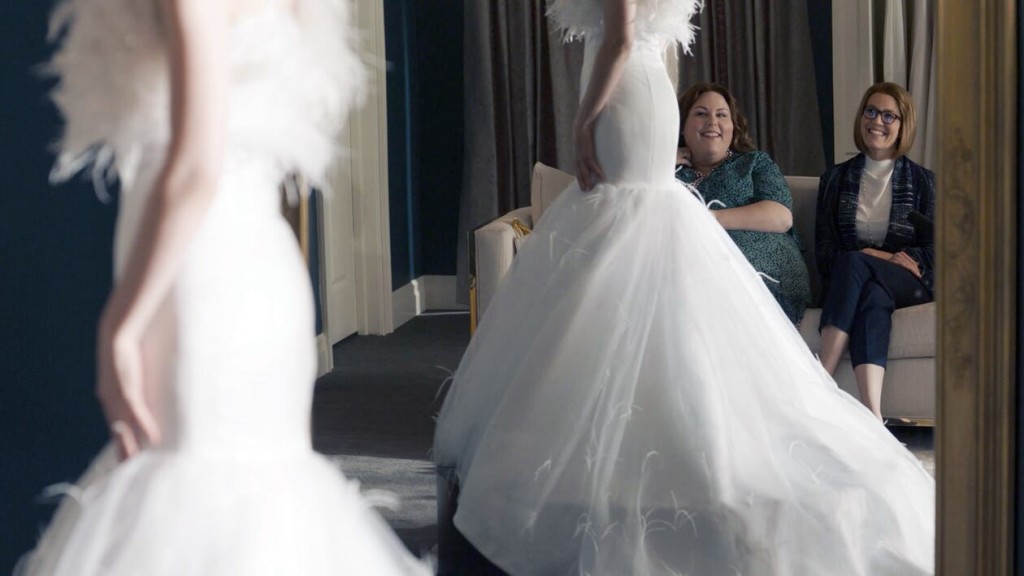 Rebecca (Mandy Moore) et Kate (Chrissy Metz) sont prsentes pour aider Madison  faire son choix de robe.
