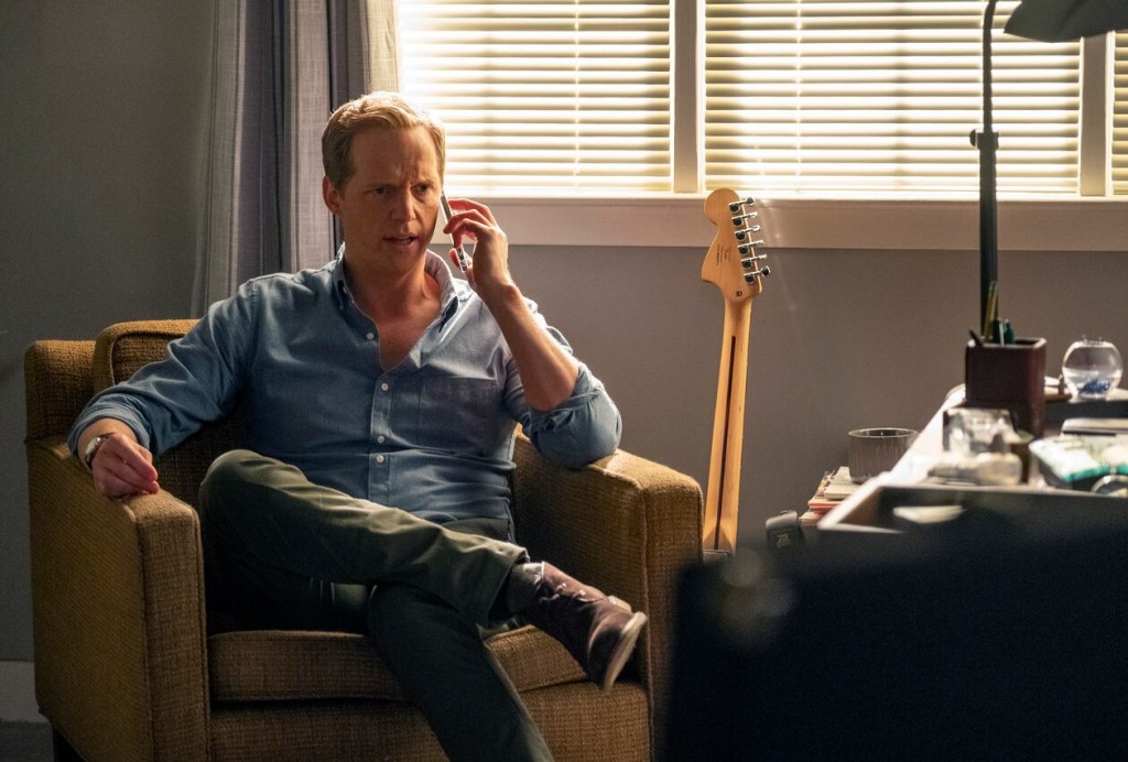 Phillip (Chris Geere) discute avec Kate au téléphone.