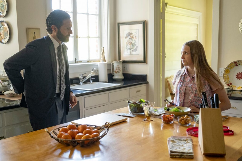 Madison (Catherine Curry) discute avec son père (Tom Parker).