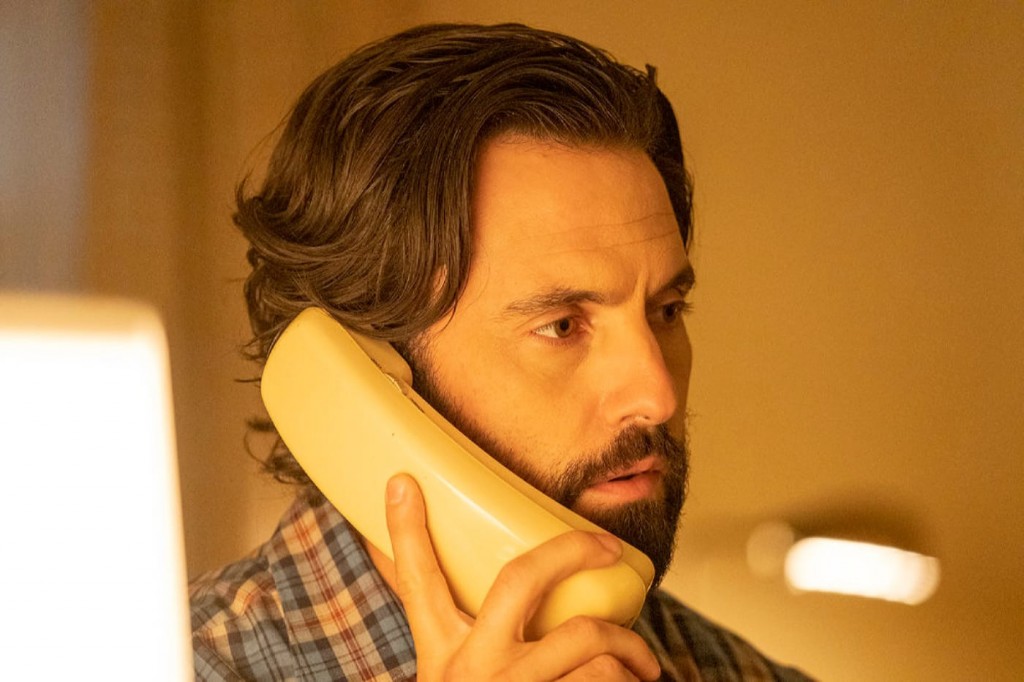Jack (Milo Ventimiglia) discute au téléphone.
