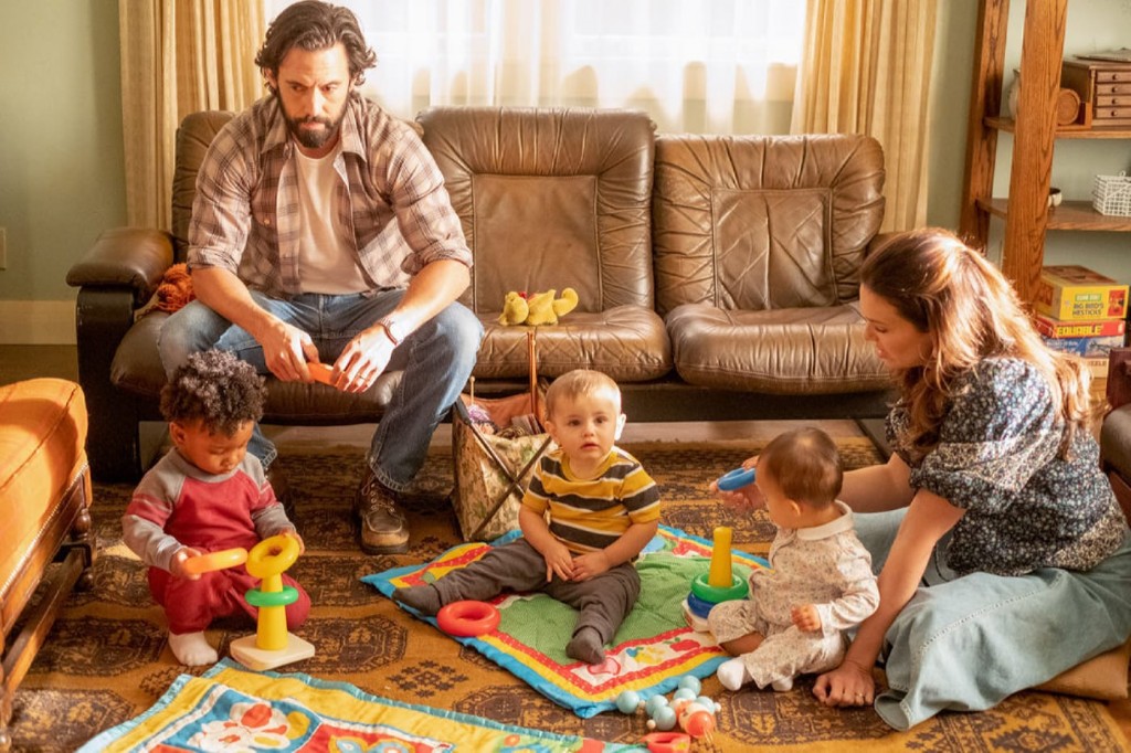 Jack (Milo Ventimiglia) observe les enfants s'amuser avec leur mère (Mandy Moore).