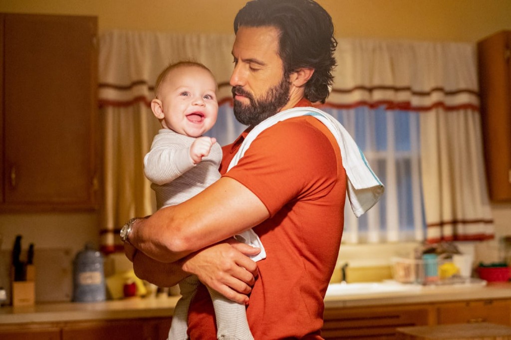 Jack (Milo Ventimiglia) avec sa fille dans les bras.