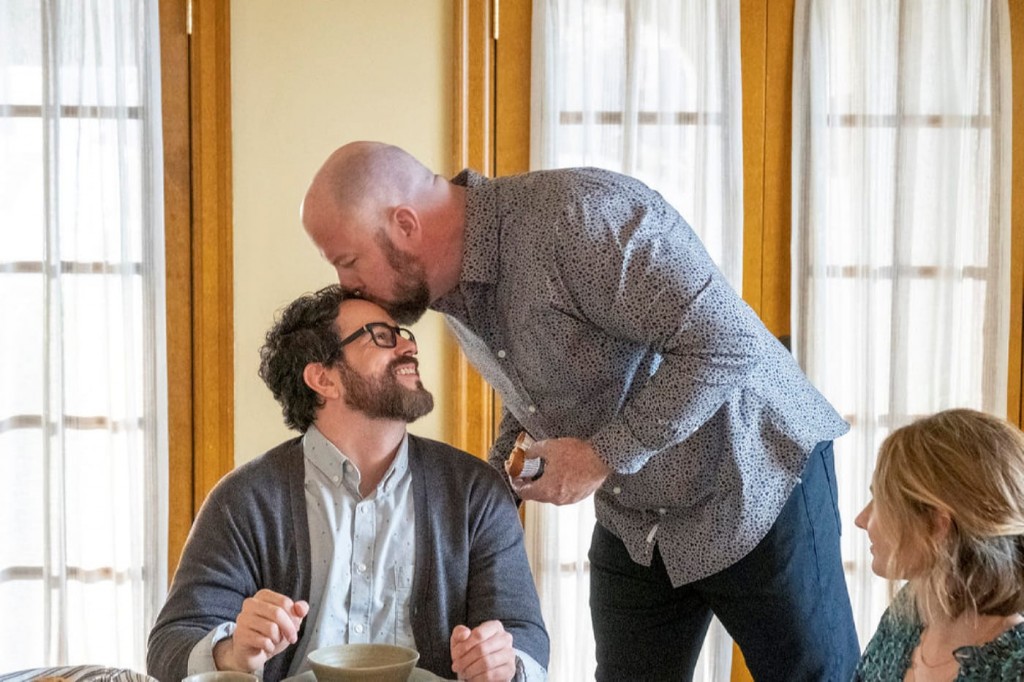 Toby (Chris Sullivan) dépose une baiser sur le front d'Elijah (Adam Korson)
