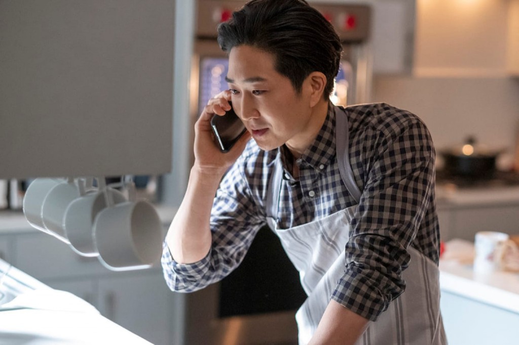 Jea-won (Tim Jo) discute au téléphone.