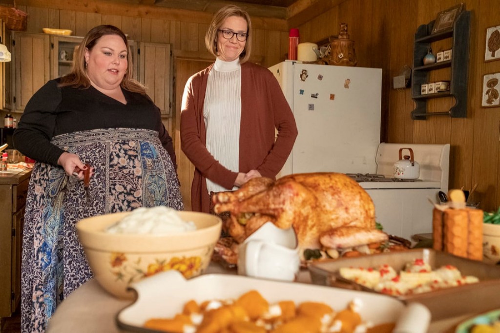 Kate (Chrissy Metz) et Rebecca (Mandy Moore) sont prêtes à partager le repas de Thanksgiving. 