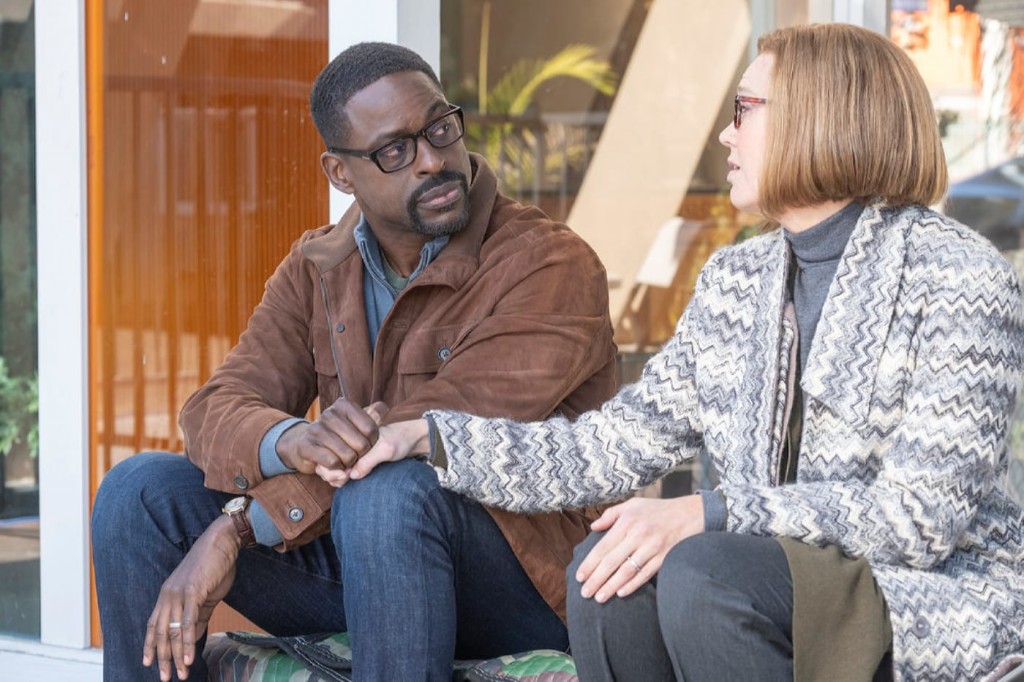 Randall (Sterling K. Brown) discute avec Rebecca (Mandy Moore).
