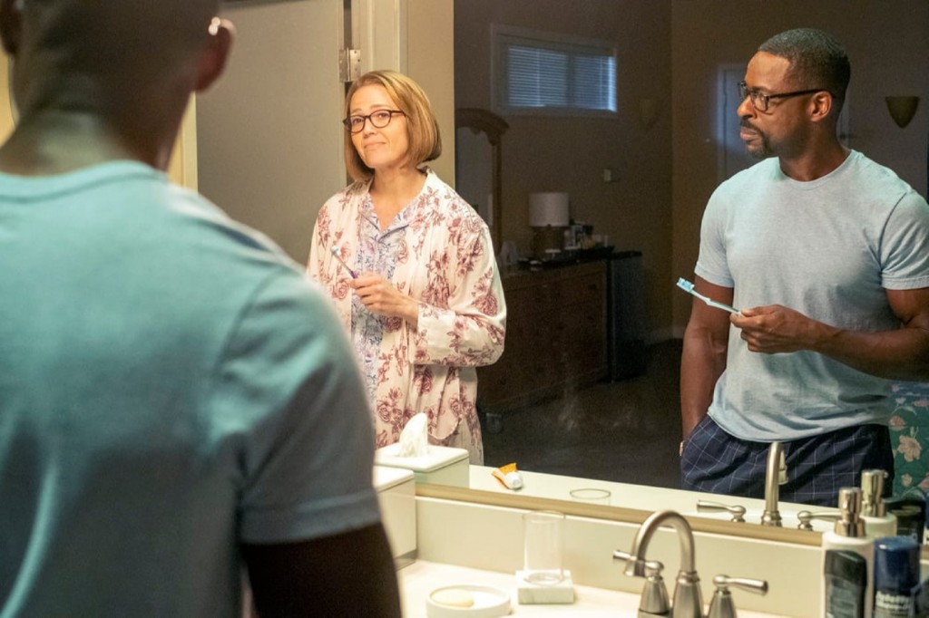 Randall (Sterling K. Brown) et Rebecca (Mandy Moore) se brossent les dents.