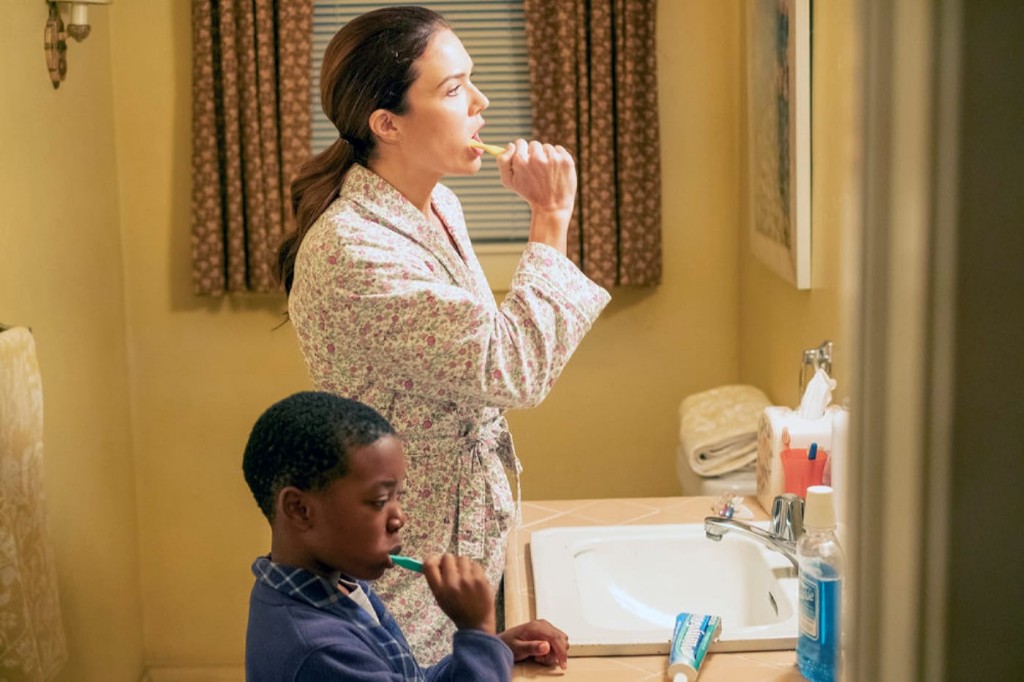 Randall (CaRon Jaden Coleman) et Rebecca (Mandy Moore) se brossent les dents.