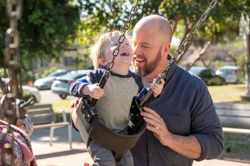 Jack se balance au parc avec son père Toby (Chris Sullivan).