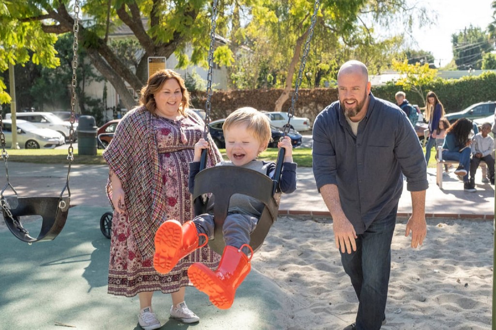 Jack s'amuse au parc avec ses parents (Chrissy Mezt, Chris Damon).