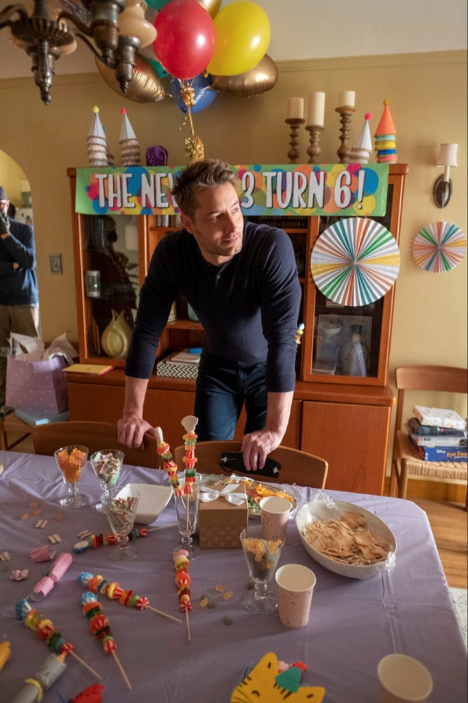 Kevin (Justin Hartley) à l'anniversaire de ses jumeaux et de sa nièce.