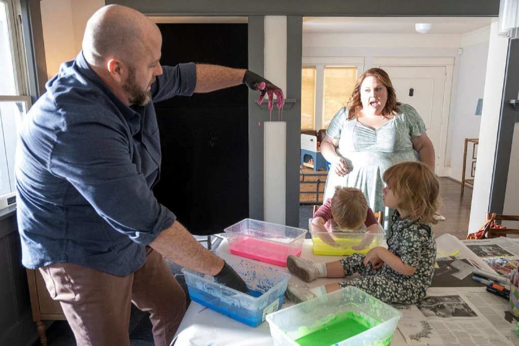 Toby (Chris Sullivan) s'amuse avec ses enfants, au grand découragement de Kate (Chrissy Metz).