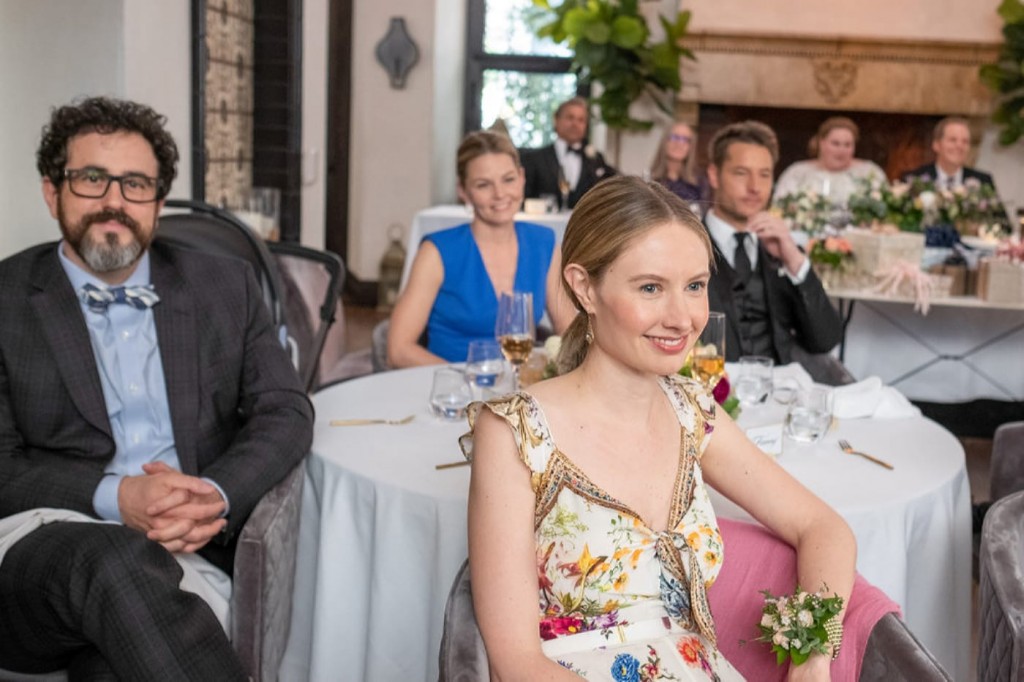 Madison (Caitlin Thompson), Cassidy (Jennifer Morrison), Kevin (Justin Hartley) et Elijah (Adam Korson) assistent au mariage.