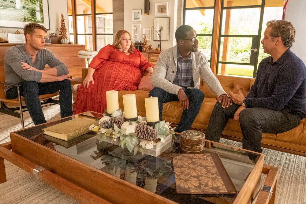 Kevin (Justin Hartley), Randall (Sterling K. Brown) et Kate (Chrissy Metz) discutent avec Miguel (Jon Huertas).