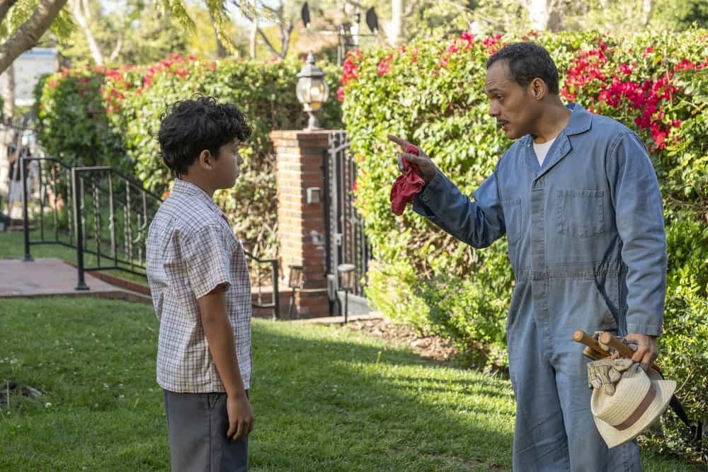 Risto (Paul Calderon) discute avec son fils Miguel (Yael Ocasio).