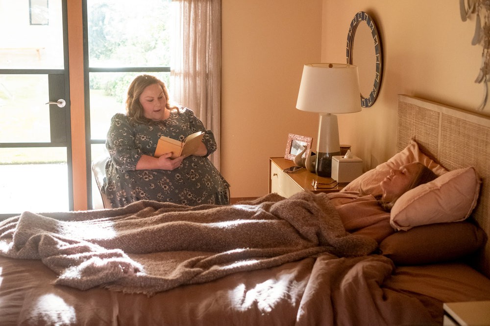 Kate (Chrissy Metz) lit un roman à sa mère (Mandy Moore).