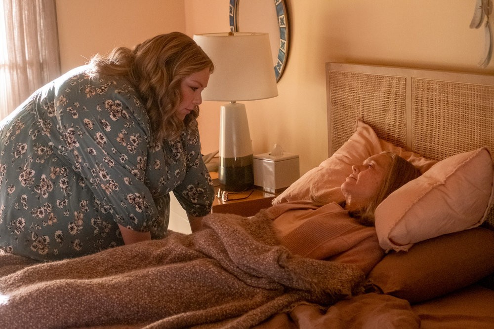 Kate (Chrissy Metz) au chevet de sa mère Rebecca (Mandy Moore).