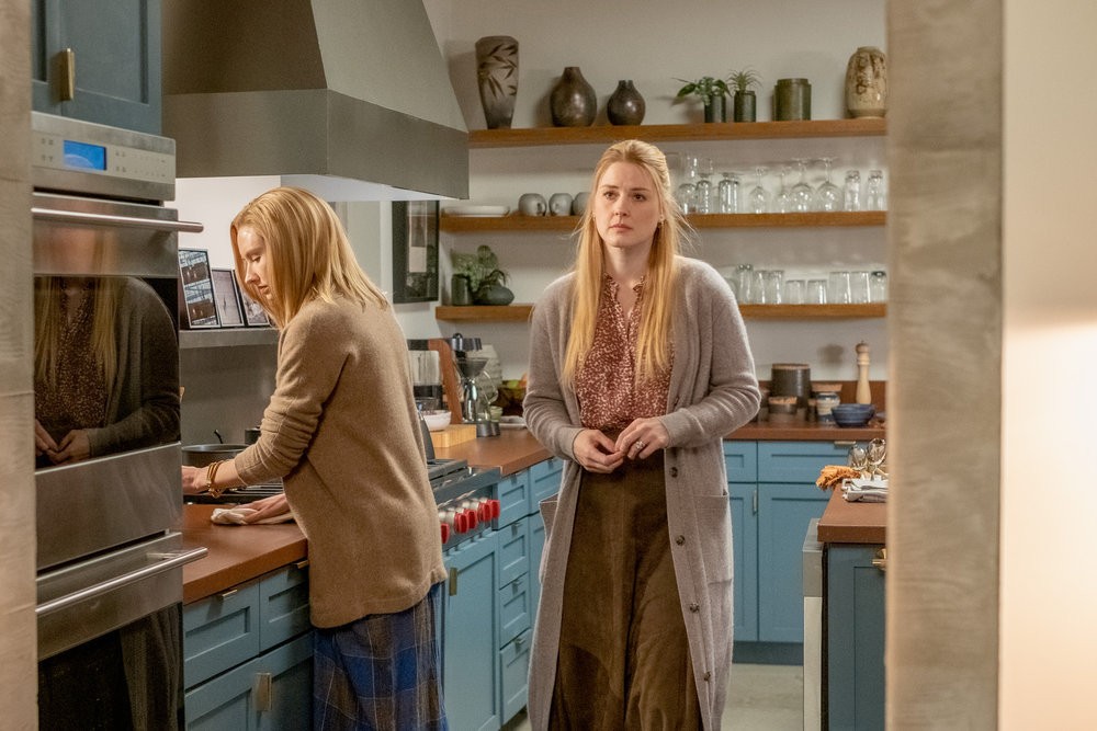 Madison (Caitlin Thompson) et Sophie (Alexandra Breckenridge) s'affairent dans la cuisine.