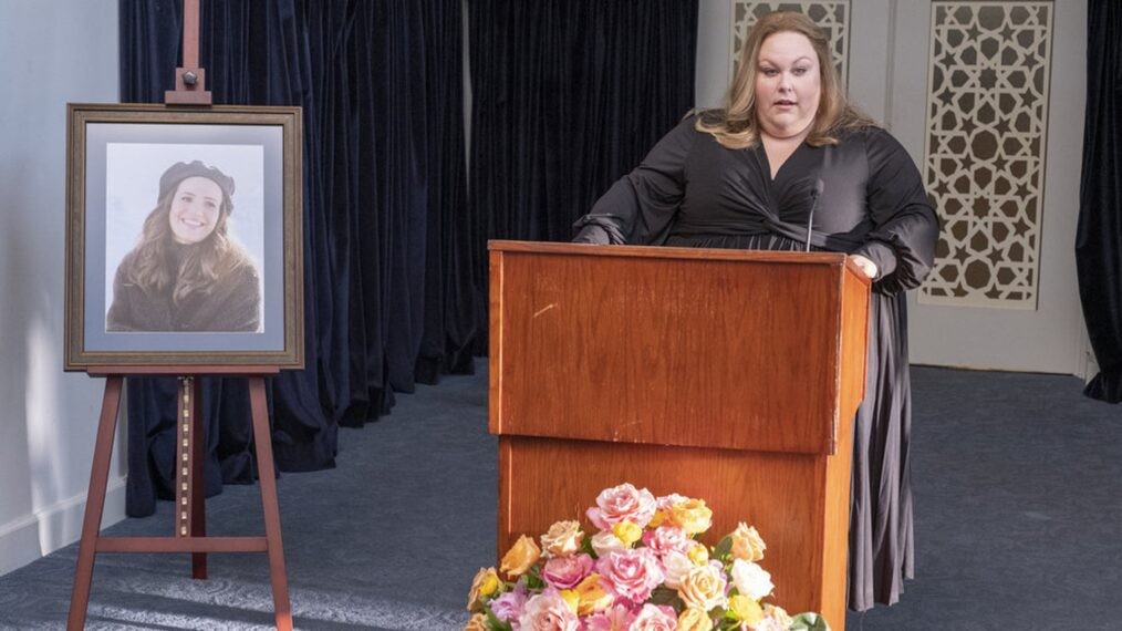 Kate (Chrissy Metz) rend hommage à sa mère (Mandy Moore) lors de ses funérailles.