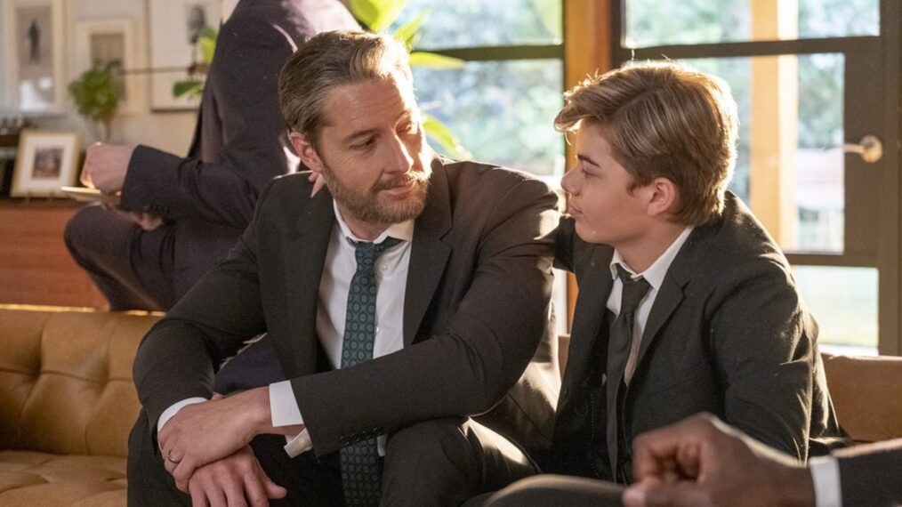 Kevin (Justin Hartley) discute avec son fils Nicky (Brecken Merrill).
