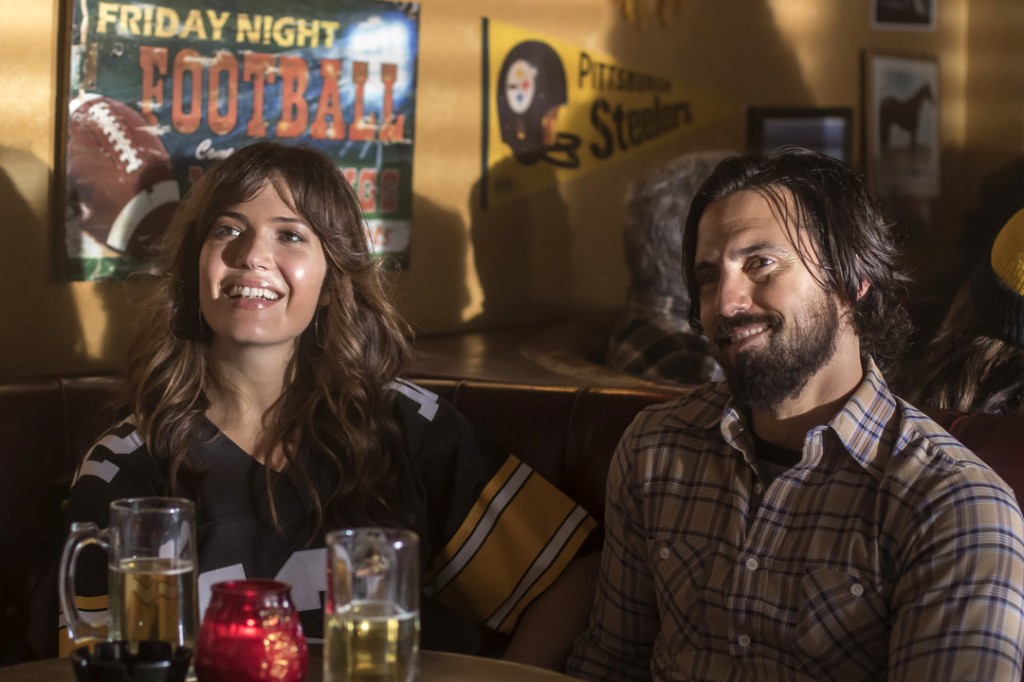 Rebecca (Mandy Moore) et Jack (Milo Ventimiglia) au Froggy's pour le Super Bowl