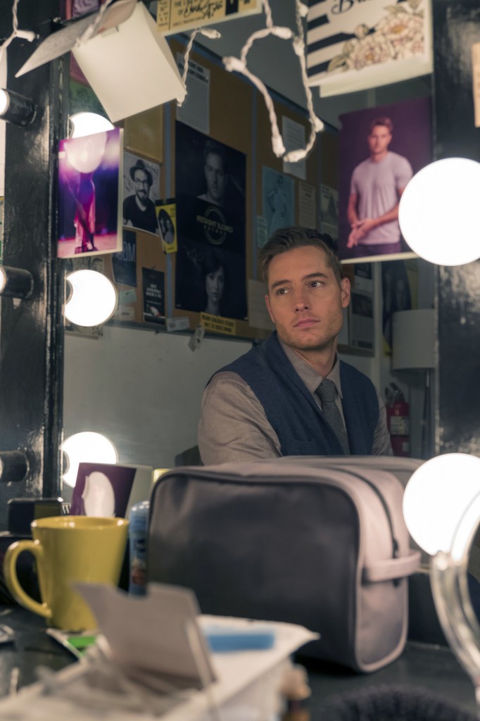 Kevin (Justin Hartley) se regarde dans le miroir.