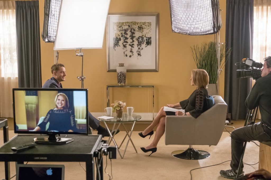 Kevin (Justin Hartley) en entrevue avec Katie Couric.