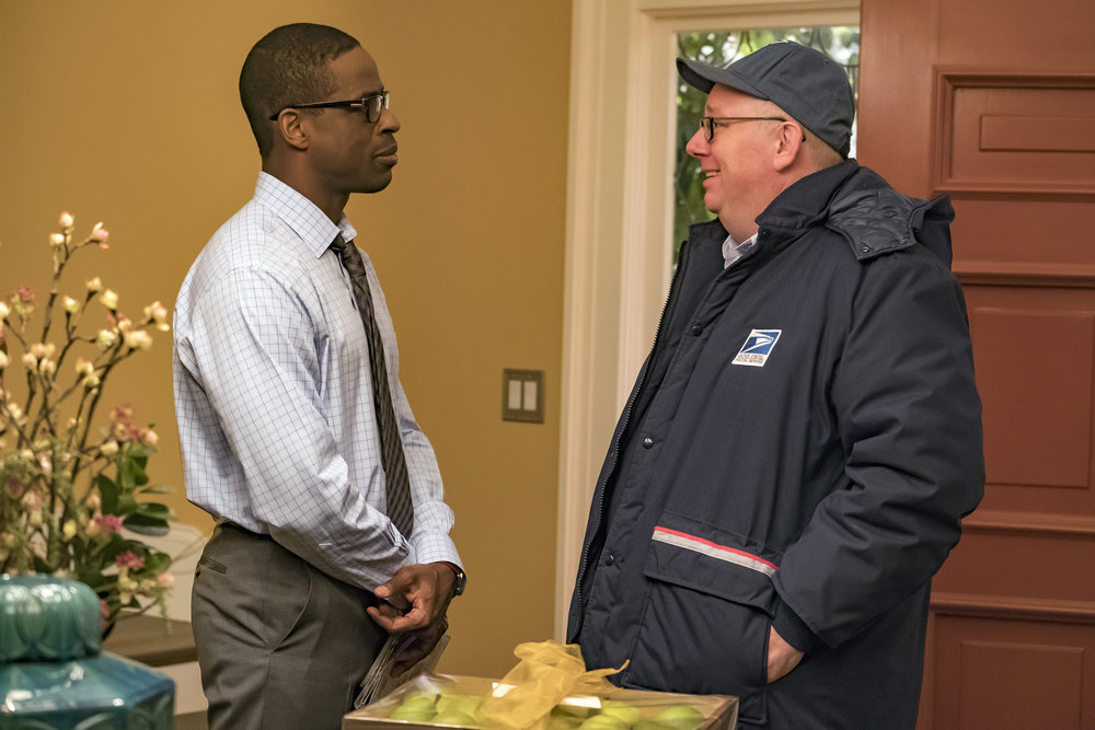 Randall (Sterling K. Brown) discute avec le facteur (Bill Chott).